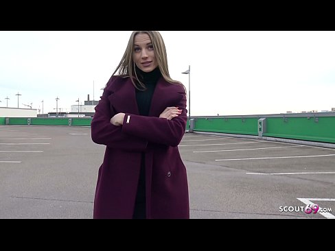 ❤️ O SCOUT ALEMÁN É UN SOÑO QUE TOCA STEELE, UN APARCAMENTO E SEXY POR DINERO ❤️ Vídeo anal en nós ❌