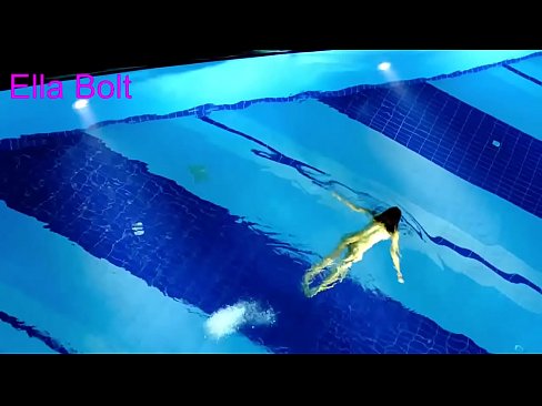 ❤️ Non podo deixar de mirar, unha moza loira que é sorprendida nadando espida na piscina do resort ELLA BOLT ❤️ Vídeo anal en nós ❌