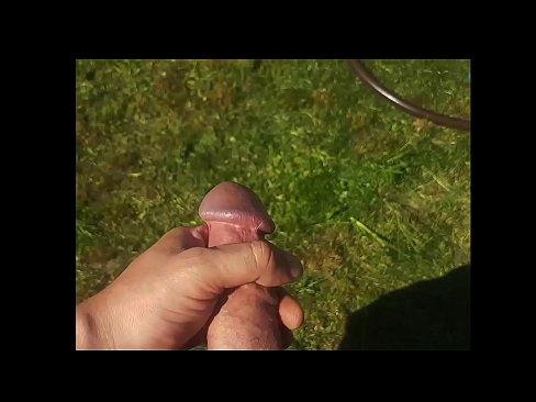 ❤️ A guapa quente recibe o seu coño rosa fodido e corre cun chorro nun xardín de verán ❤️ Vídeo anal en nós ❌