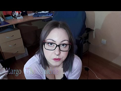 ❤️ Moza sexy con lentes chupa un consolador profundamente ante a cámara ❤️ Vídeo anal en nós ❌