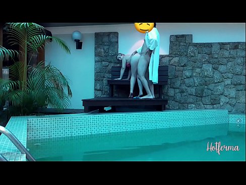 ❤️ O xefe invita a criada á piscina, pero non puido resistirse a un quente ❤️ Vídeo anal en nós ❌